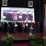 Momen Haru Saat Diktis Berikan Dua Perhargaan Terbaik Kategori Senior yang Semangat Belajar